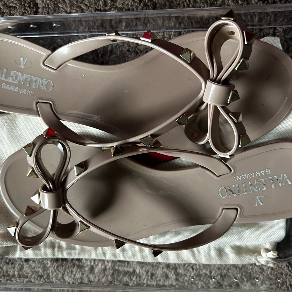 VALENTINO Rockstud Rubber Thong PVC Bow Sandals neutral/tan dust bag included